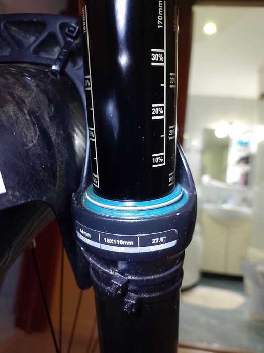 Vând furca rockshox lyric ultimate 27'5 15x110 cu puține zgârieturi pe lowere