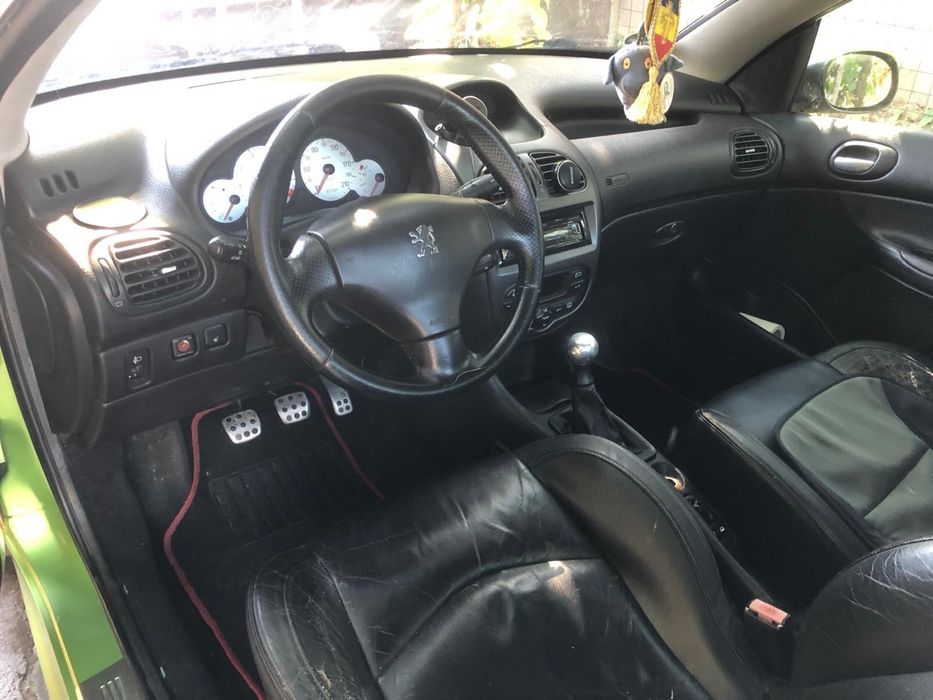 Vând Peugeot 206 CC Cabrio, an 2002, motor 2.0 benzină, 136 CP.