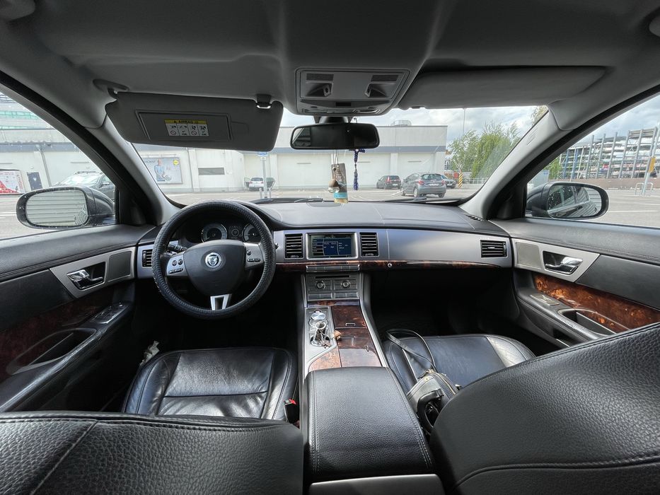 Jaguar XF 3.0D 2010 211cp acte la zii