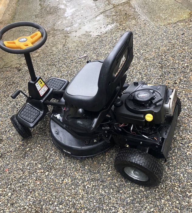 Tractoraș de tuns iarba Briggs Stratton