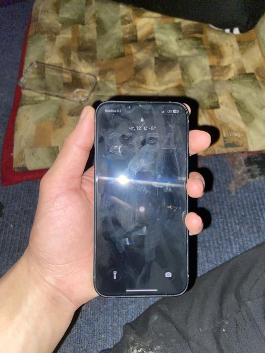 Айфон 13 черном свете