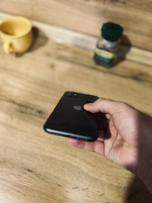 Aйфон 11 продам.