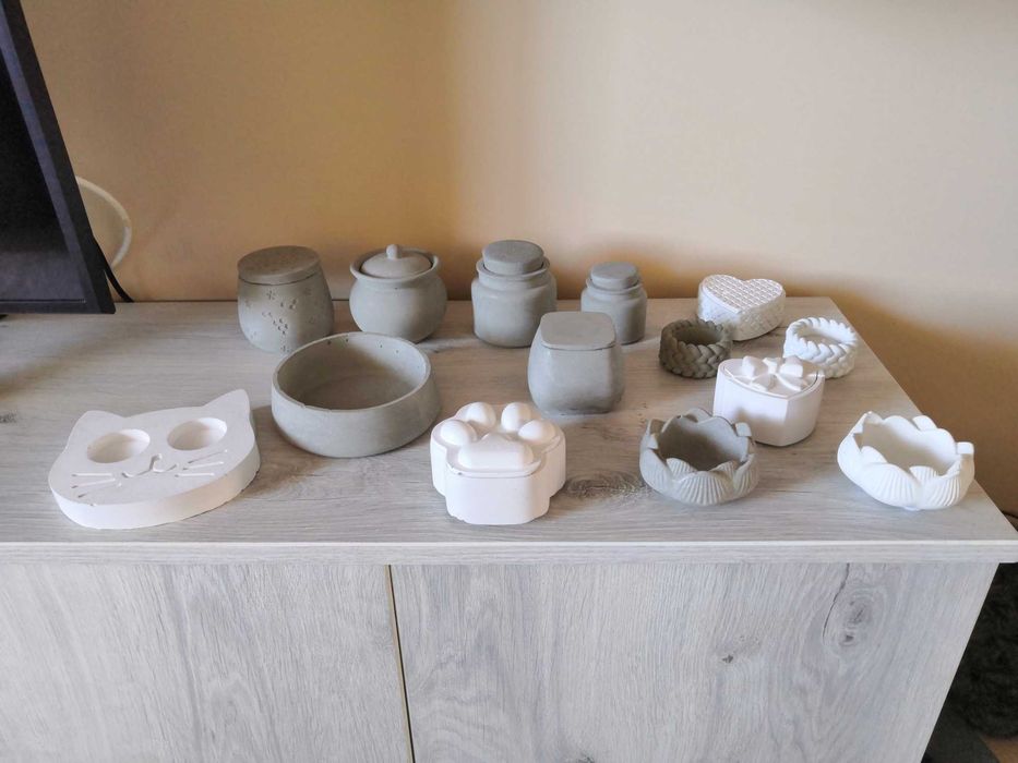 Сувенирни кутийки и свещници от декоративен цимент или гипс.