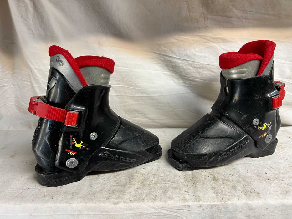 Clapari ski schi copii Nordica marime EUR:29.5 Mondo:19.5