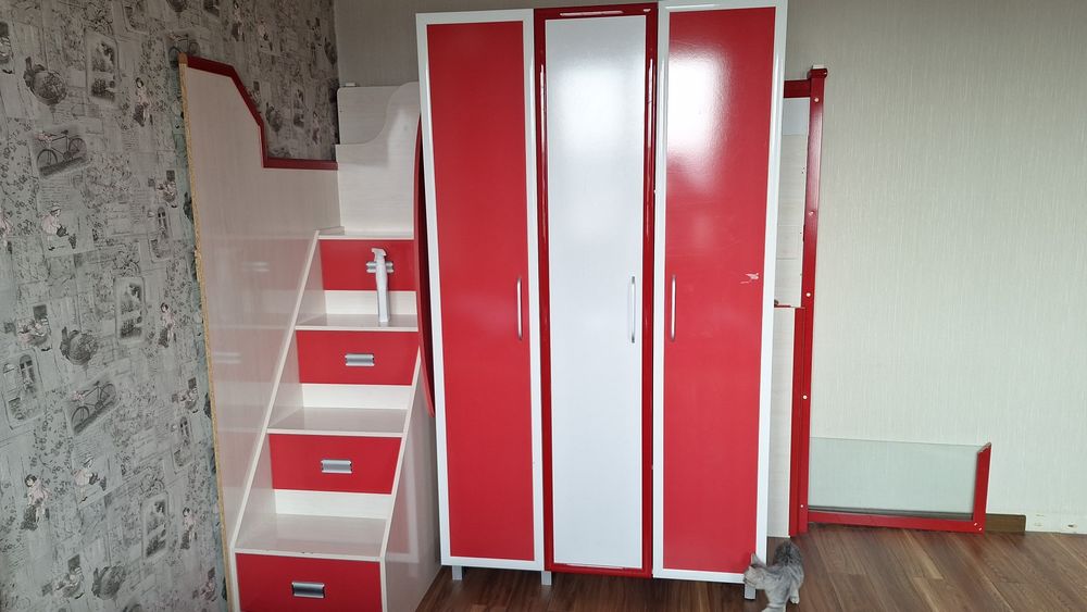 Срочно продаётся кровать и шифоньер вместе. Состояние хороший.