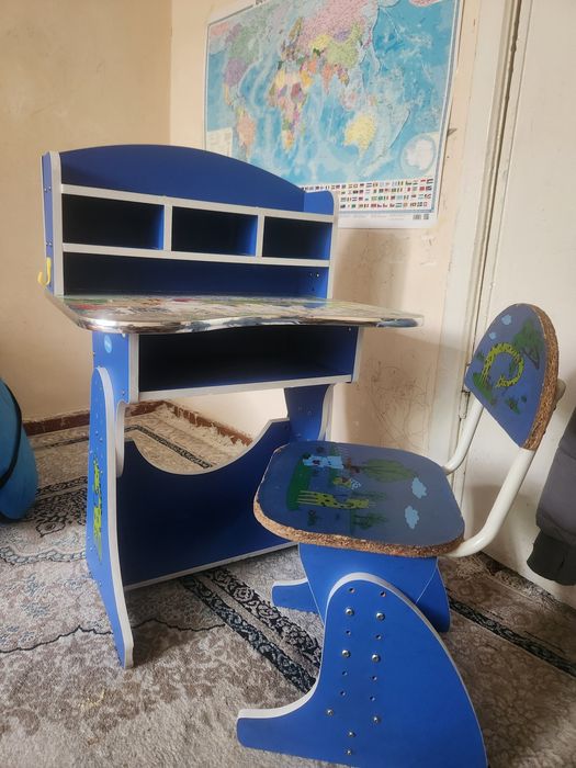 Продаю письменный стол со стулом.
