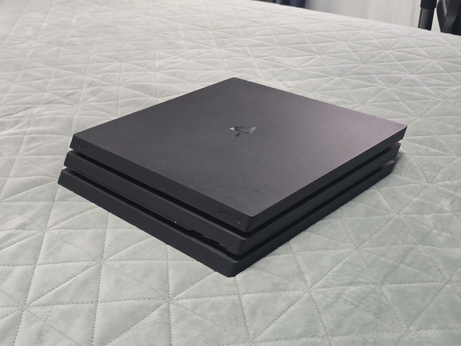Vând PS 4 Pro, 1 Tb, ca nou