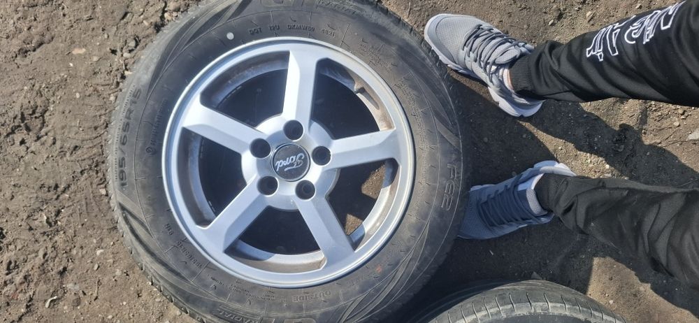 jante ford focus  cu cauciucuri de vara in stare foarte bună