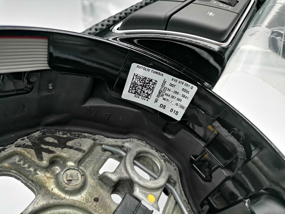 Нов OE Черен Кожен Спортен Волан с Лопатки Audi A3 S3 RS 8Y0419091Q