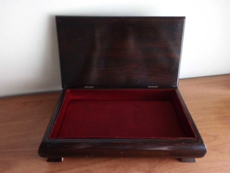 Кутия за бижута дърво