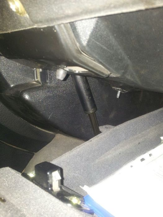 Амортизатор бардачка бмв е34