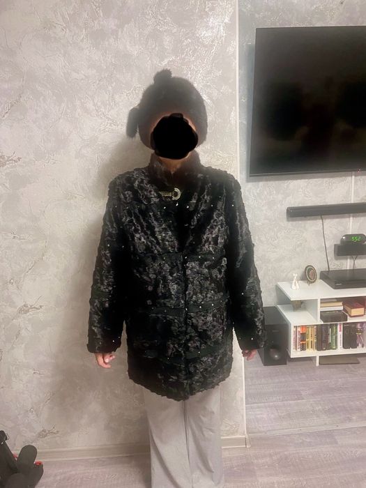 Продам две шубки( каракуль, норка)