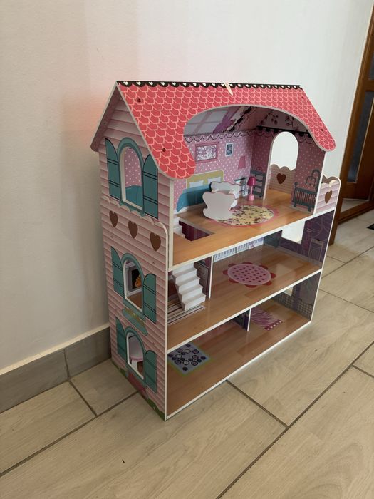 Casa din lemn pentru papusi cu mobilier