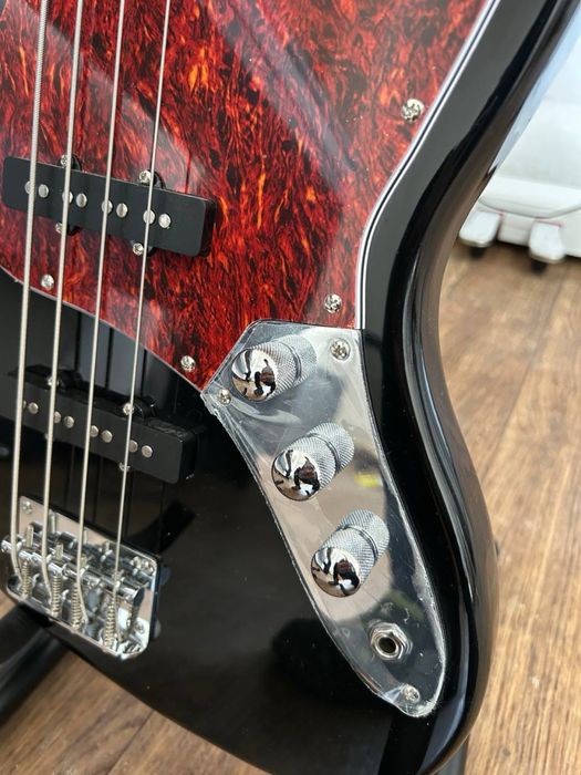 Бас гитара с чехлом