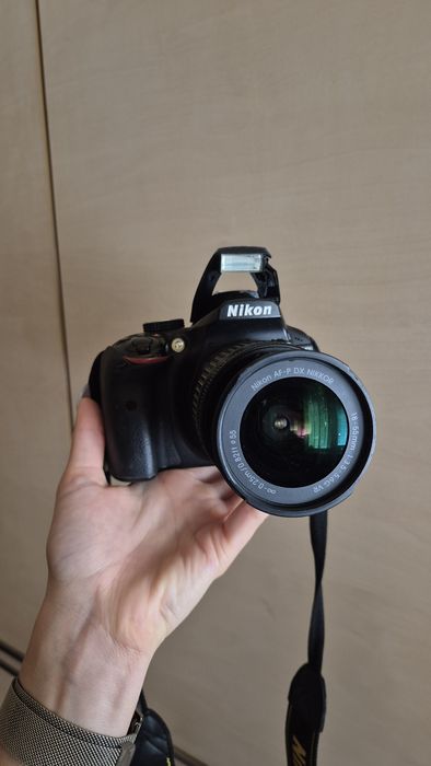 фотоапарат Nikon D3400 с обектив Nikon AF-P DX NIKKOR 18–55mm.