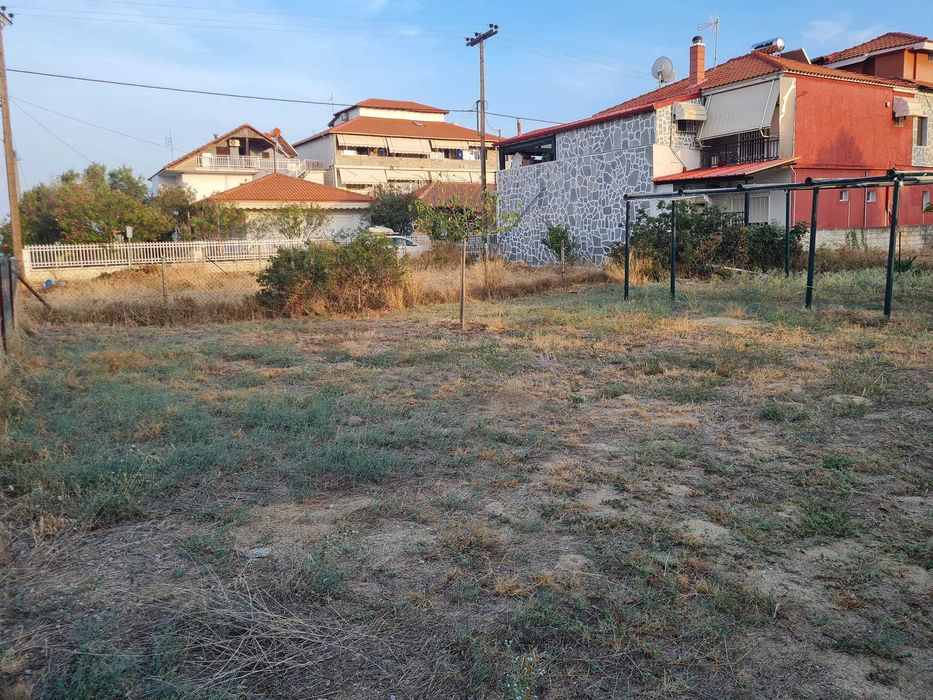 Продава се парцел в регулация 300 м2 в центъра на Неа Врасна, Гърция