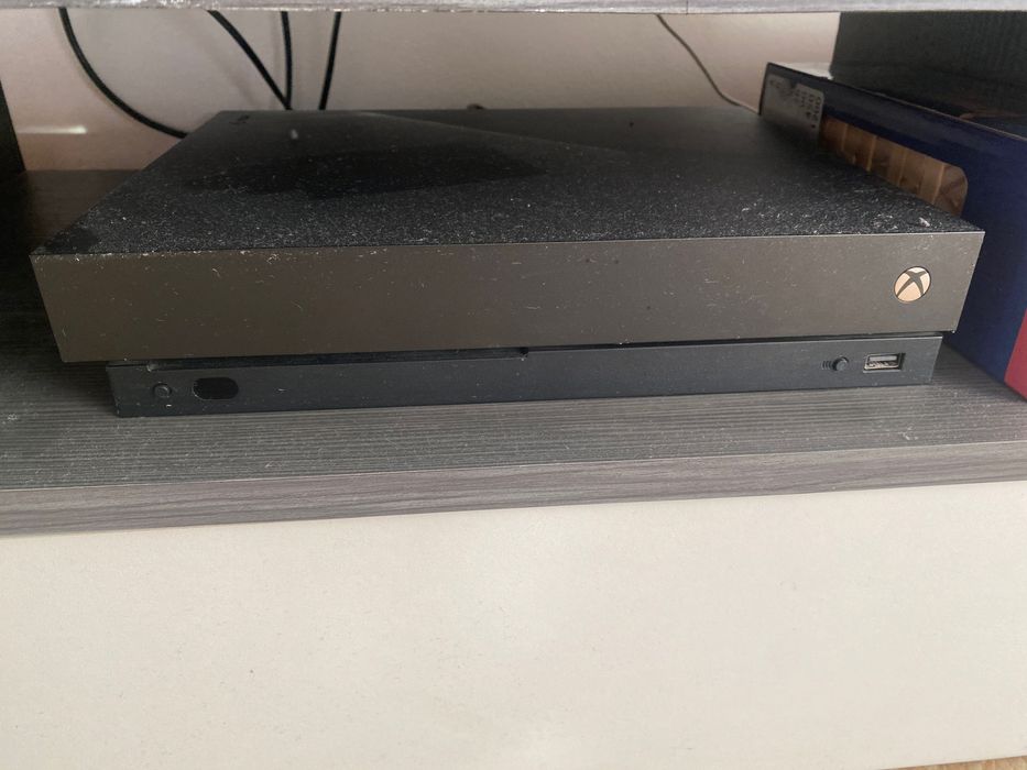 Vând Xbox one X 1tb
