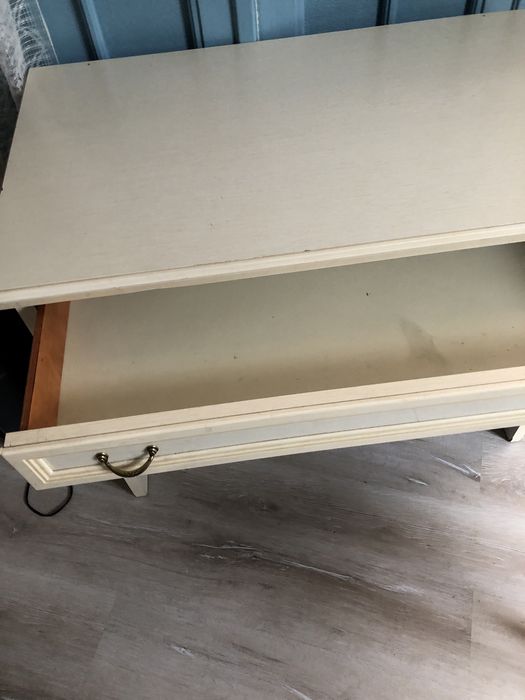 Продавам Бюро / детско , цвят слонова кост