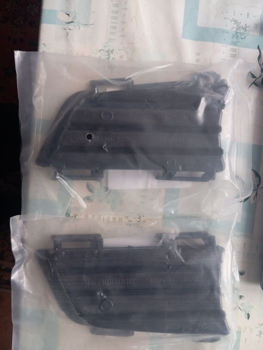 Pontiac vibe решетки в бампер.