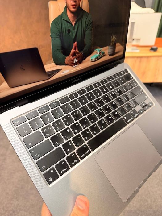 Mac Book Air 2020 
M1
256 gb
Yomkost: 86%
Idela hamma nars