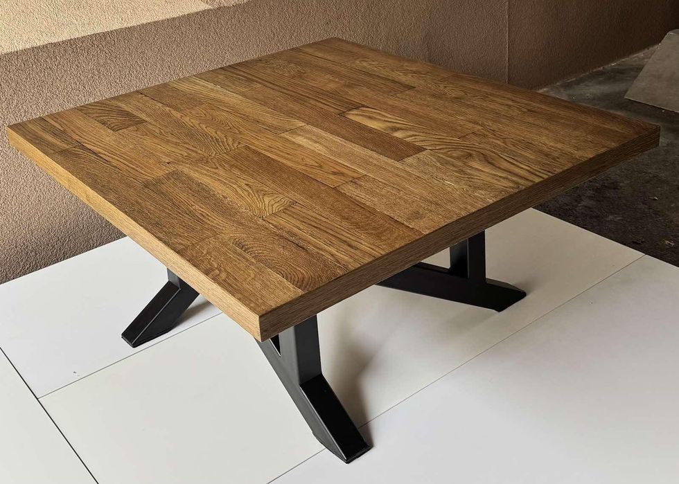 Холна маса с метални крака