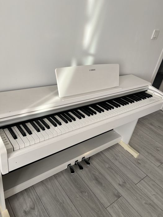 Pian digital Yamaha Arius YDP-144 – alb