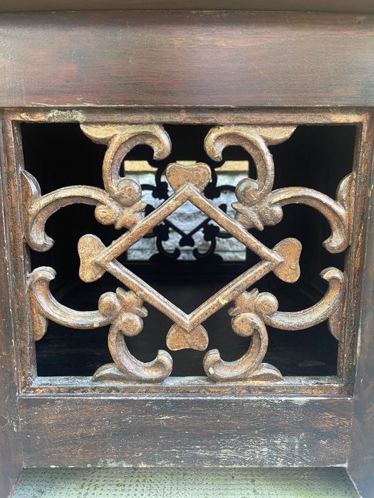 Cufar vechi,lemn masiv, ornamente fontă
