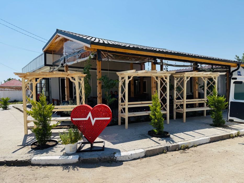 Арка с пейка за градината