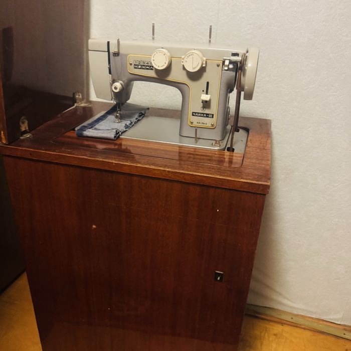 Швейная машинка с тумбочкой