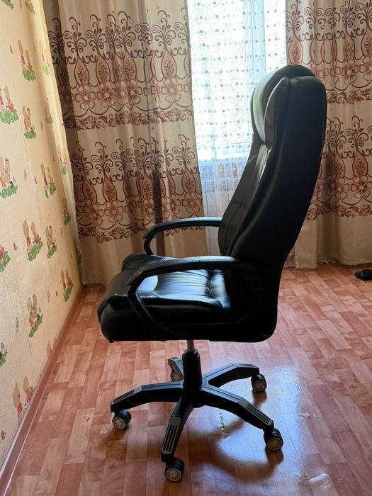Офисный стол кожанный