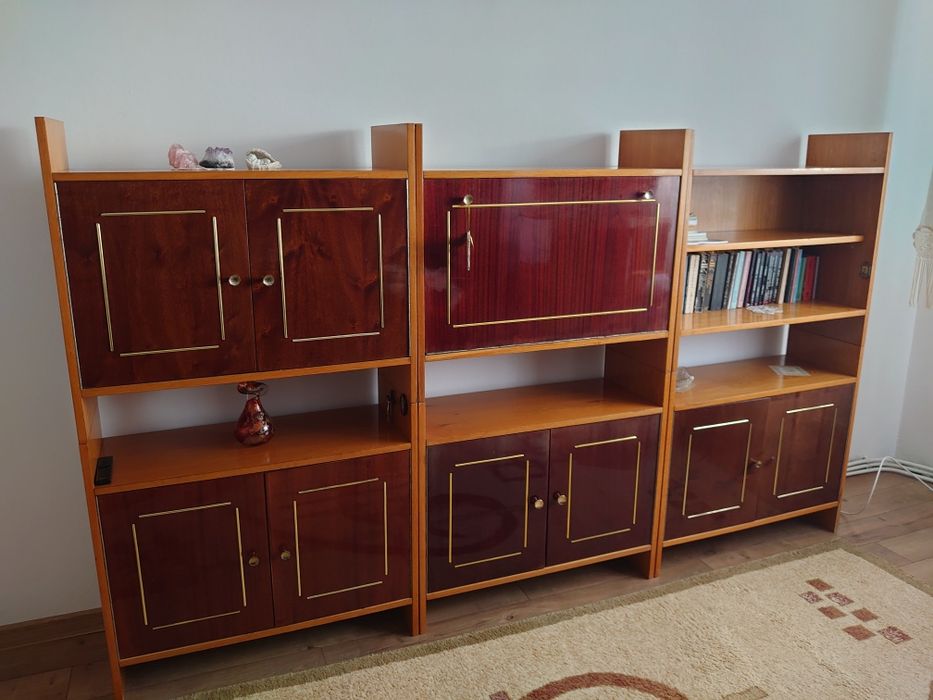 Biblioteca cu rafturi, sertare și bar .