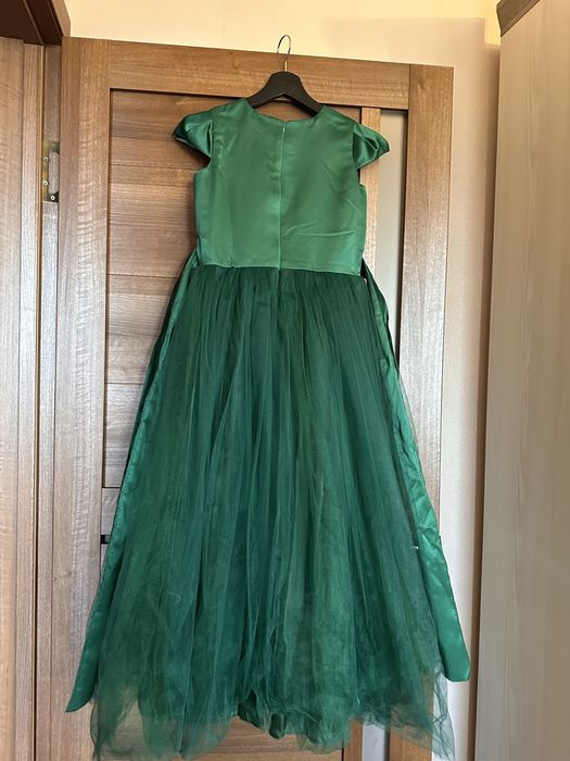 Нарядкое платье доя девочки 10-12 лет