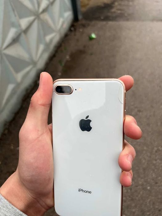 Айфон 8 + 128 гб белый цвет