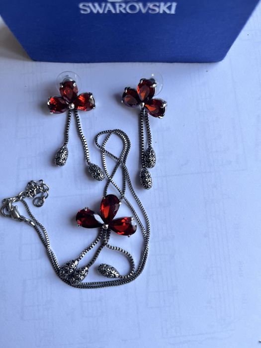 колье и серьги с красными кристаллами.