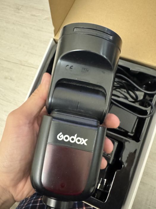 Вспышка Godox V1C