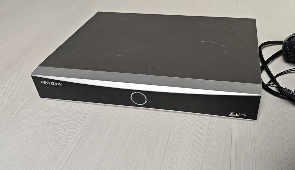4 портов PoE 4K NVR Hikvision AcuSense DS-7604NXI-K1/4P с 1TB HDD