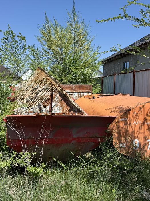 Бочка и пескоразбрасыватель