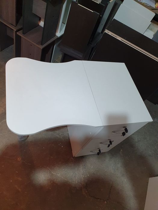 Маникюрный стол новый