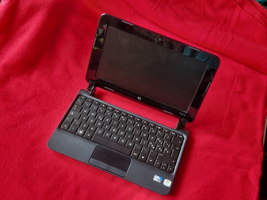 Laptop Compaq cu încărcător.  Lipsa HDD
