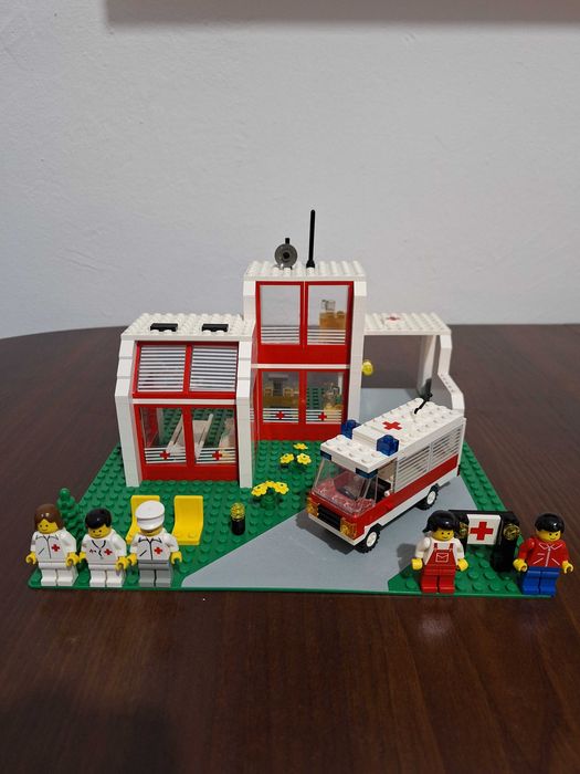Lego 6380: Emergency Treatment Center (St. Mary's Hospital)