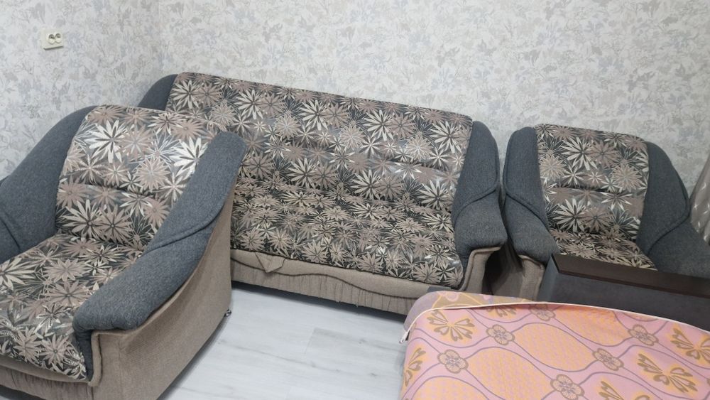 Продам диван с двумя креслами срочно