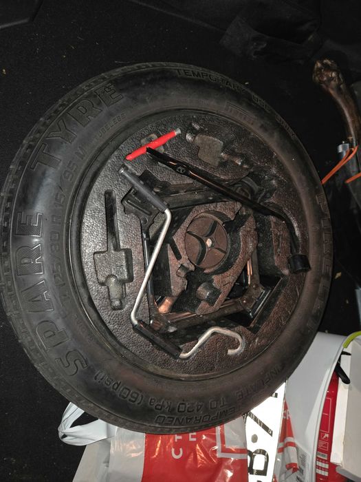 Продавам дебитомер , резервна гума (патерица) и контролер за стъклата за Алфа Ромео 147