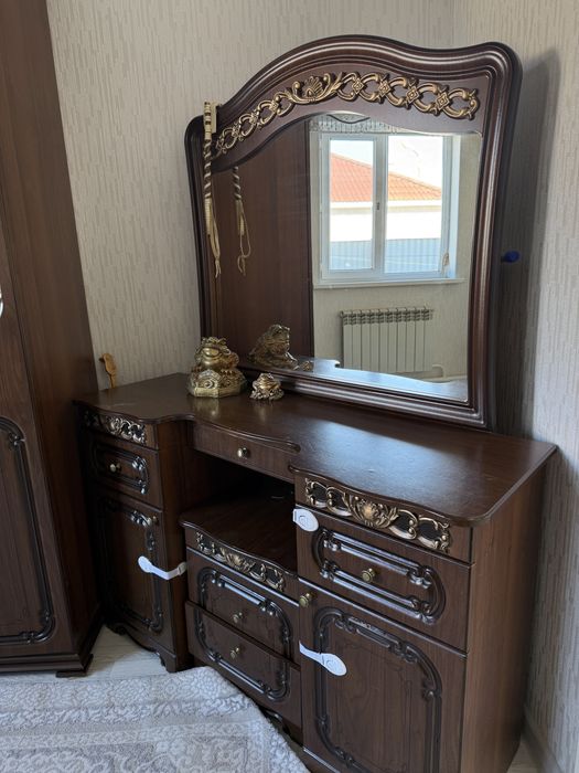 Шкаф,2 тумбочка,и комод