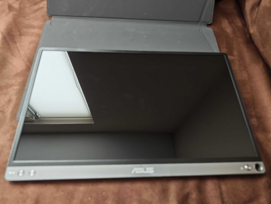 Asus ZenScreen GO MB16AP преносим монитор с вградена батерия