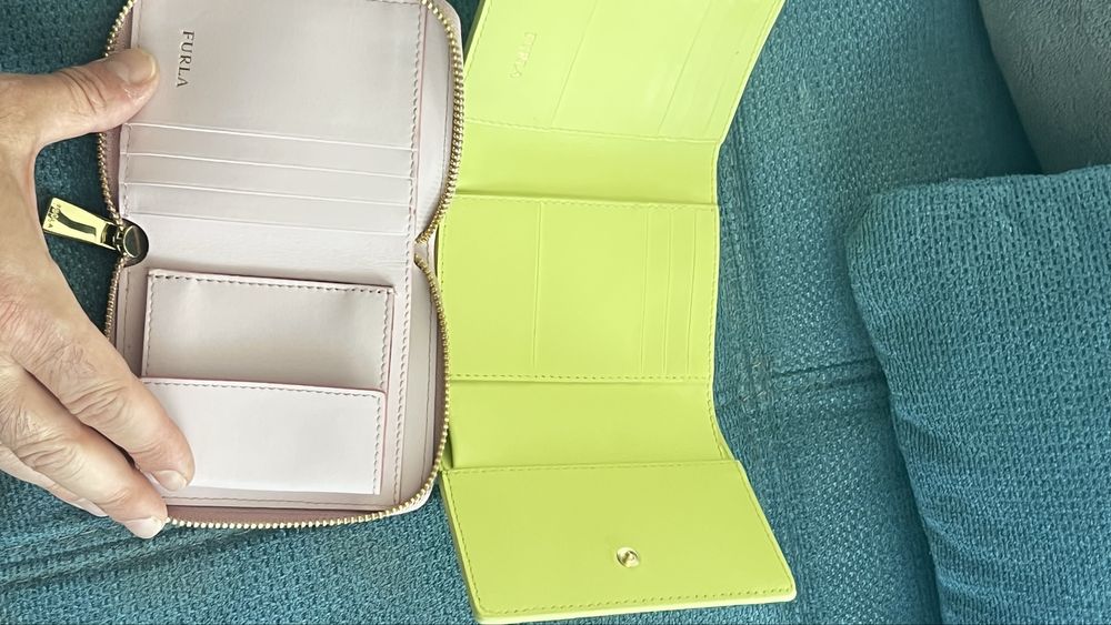 Furla Camelia в  няколко цвята и в два модела. Нови модели. С етикети care instuctions, подаръчен плик FURLA.Модел с цип и модел с капак.100% оригинал