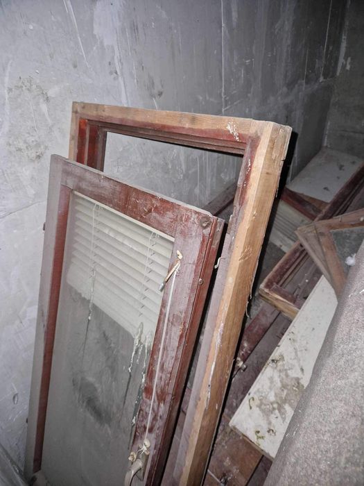 Продавам метална врата и дървена дограма - прозорци и врати