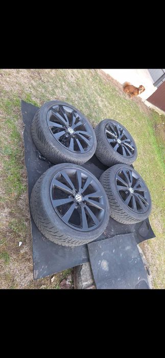 Cauciucuri cu geni pe 235/40 R19.  96V Cauciucurile sunt in stare buna