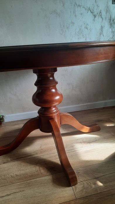 Vând masa plus 4 scaune lemn masiv.