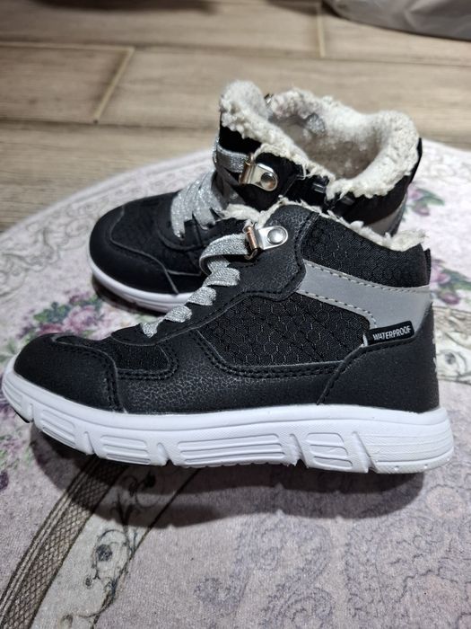 Продаются тёплые ботиночки 25 размер