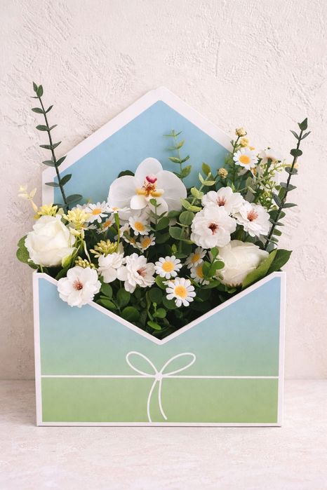 Аранжировка от сапунени и декоративни цветя